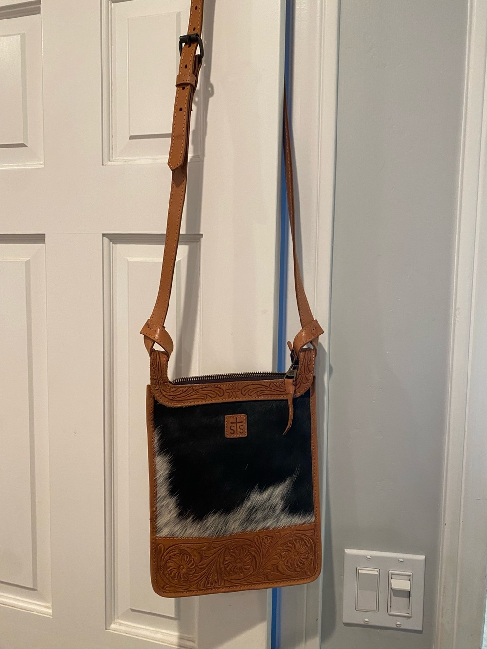 STS Ranch wear hair on hide Black & Tan Tooled Leather Crossbody Messenger Bag -